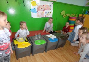 Dzieci podają przykłady, co można umieścić w pojemniku na bioodpady